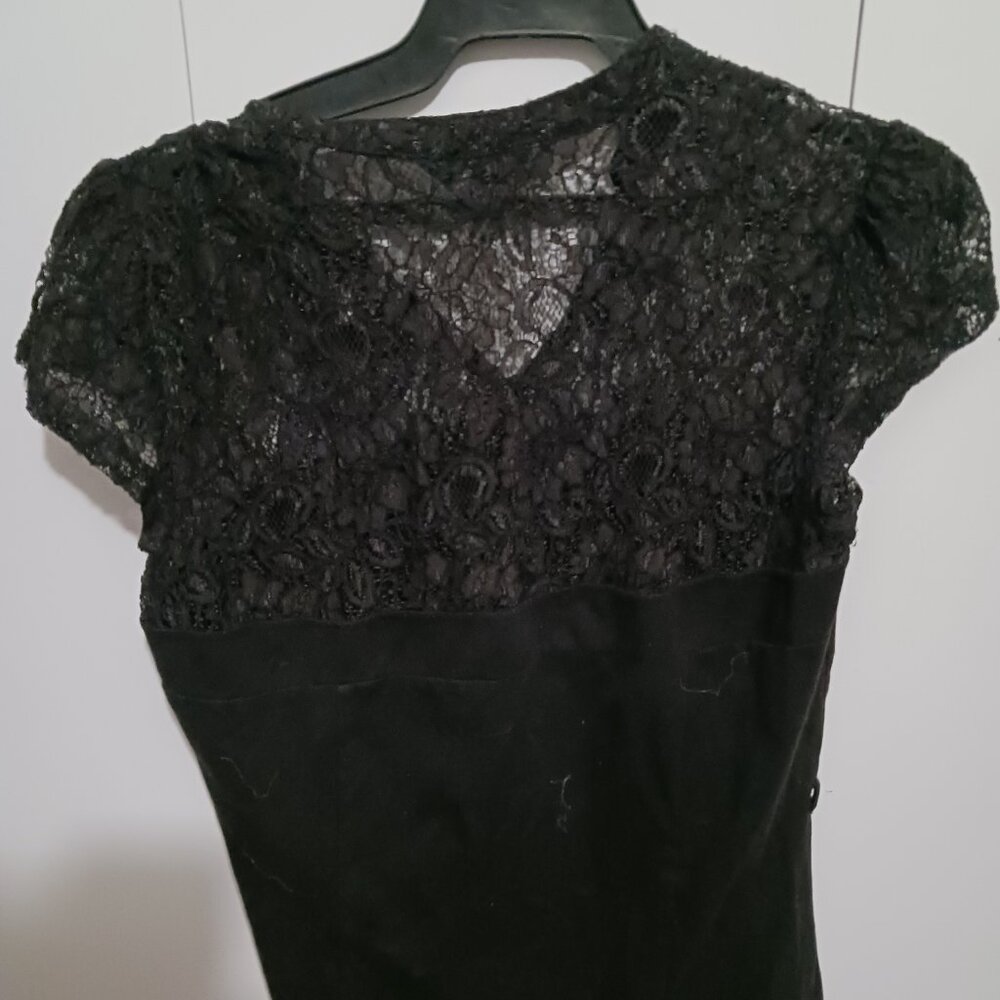 Reitmans Petit Short Sleeve Black Top with Lace Detail Women's Size 6 - Picture 2 of 4